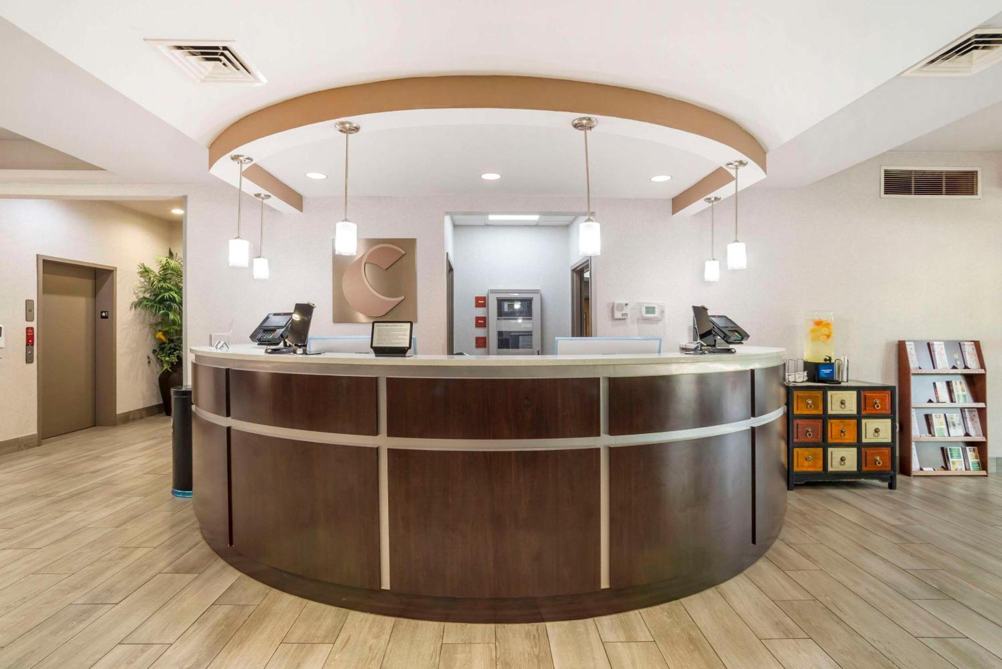 西门广场康福特套房酒店 斯帕坦堡 外观 照片